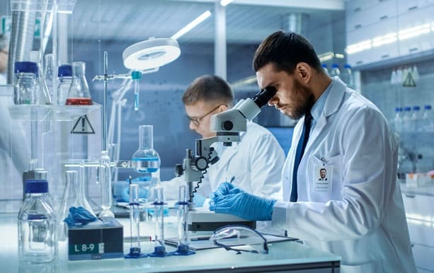 Hombre pensativo en la cama