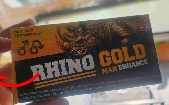 Pareja feliz en la cama